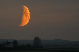 Can the Moon appear orange during any phase